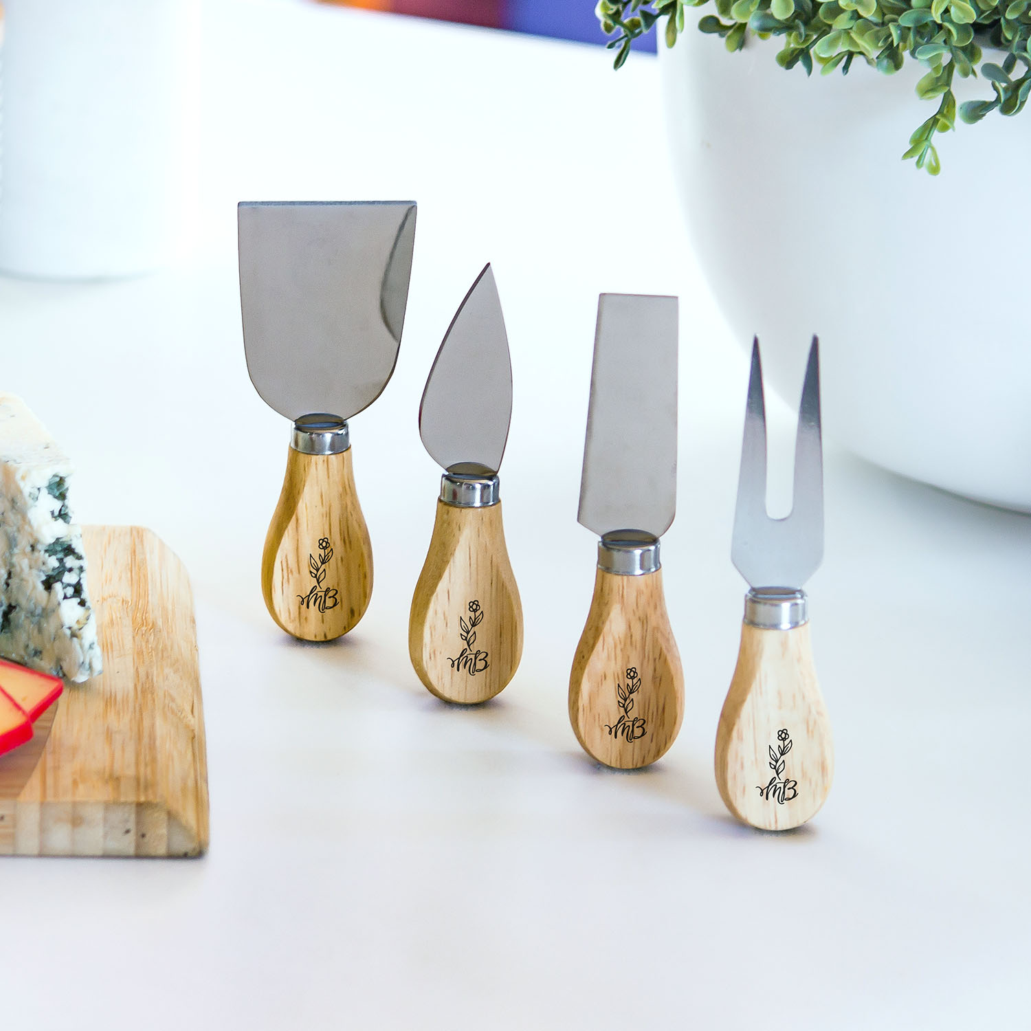 Cheese Knife Set - Wooden Features